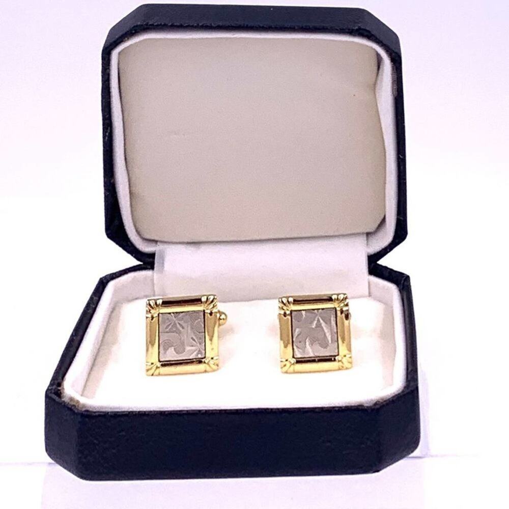 Cuff‎ links toggle closure.